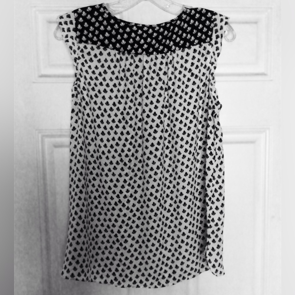‼️MOVING‼️ LOFT Flutter Sleeve Blouse Top. Sz. Medium. Black & White EUC - Picture 2 of 7